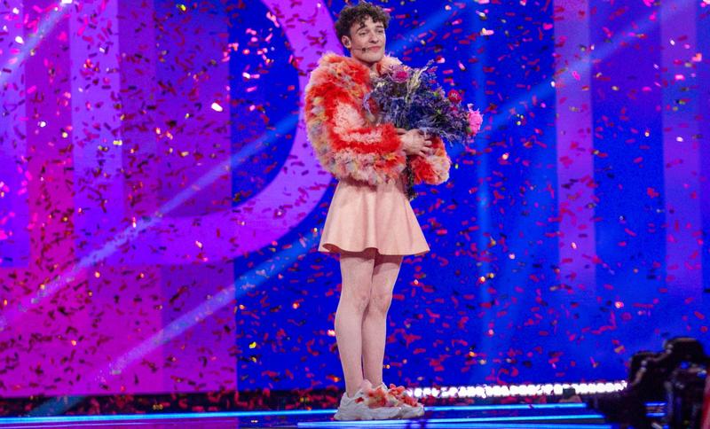 Nemo, concurentul Elveției, a câștigat trofeul la Eurovision 2024, Foto: Jens Büttner / DPA / Profimedia