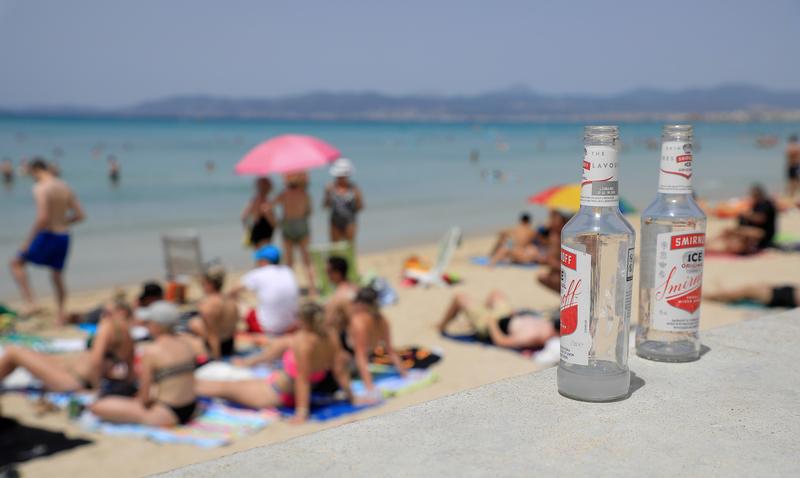 Sticle de alcool, într-o zi caldă de vară pe plaja Arenal din Palma de Mallorca, Spania, 7 iulie 2023. , Foto: Clara Margais / DPA / Profimedia