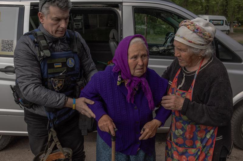 Batrani evacuati din Vovceansk, Harkov, din cauza inaintarii fortelor ruse, Foto: Roman PILIPEY / AFP / Profimedia