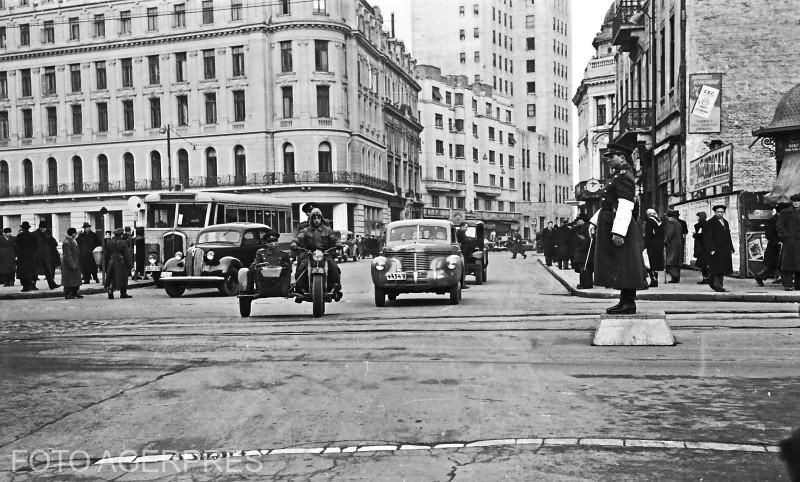 Agent de circulatie, dirijand traficul, pe Calea Victoriei - 1950, Foto: Agerpres