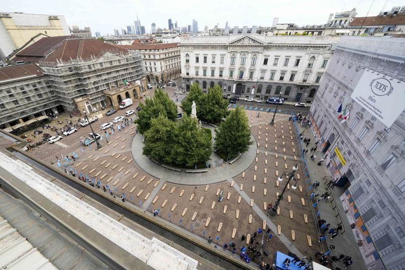 Piața teatrului La Scala, plină cu 172 de sicrie-simbol, în cadrul unui flash mob organizat de organizația sindicală UIL, în Milano, Italia, 10 mai 2024., Foto: Luca Bruno / AP / Profimedia