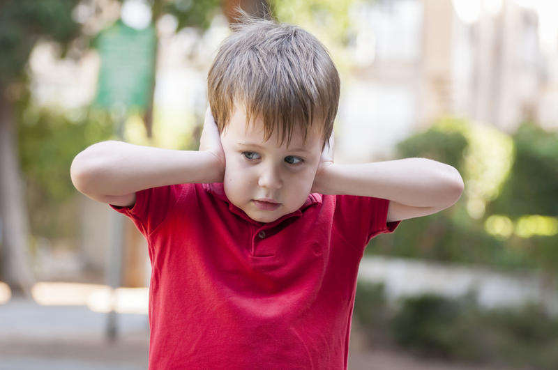 Copiii cu autism sunt sensibili la sunete și evită contactul vizual cu alte persoane, Foto: Shutterstock