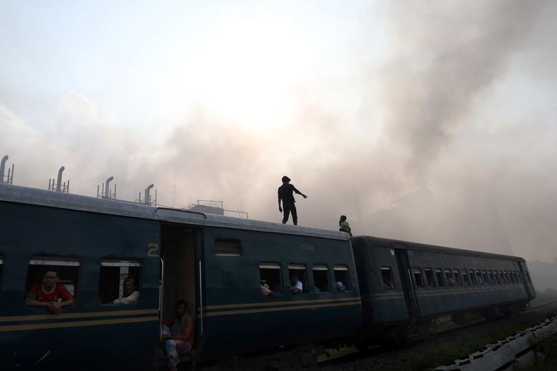 5 mai 2024, Pagla, Narayanganj, Bangladesh: Emisiile poluante provenite de la oțelăriile din Pagla au dus la apariția unui strat gros de ceață. , Foto: Syed Mahabubul Kader / Zuma Press / Profimedia