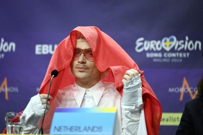 Joost Klein, reprezentantul Olandei, și-a pus steagul în cap în timpul unei conferințe de presă după a doua semifinală a concursului Eurovision, la Malmo Arena, în Malmo, Suedia, joi, 9 mai 2024, Foto: Jessica Gow / AP / Profimedia