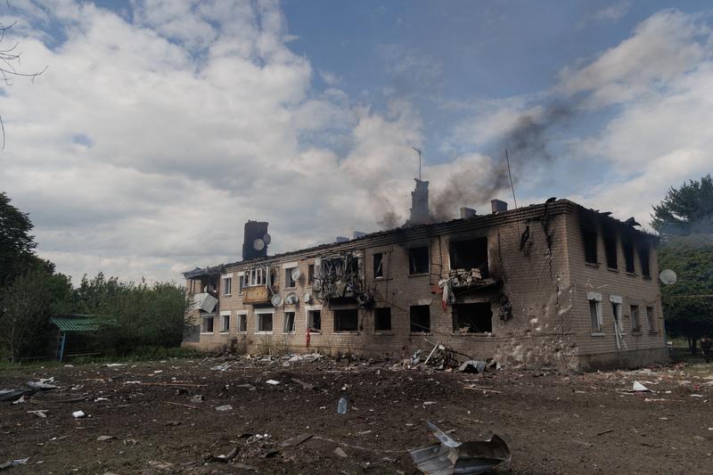 cladire din Vovceansk distrusa de bombardamentele rusesti din regiunea Harkov, Foto: Yakiv Liashenko / AFP / Profimedia