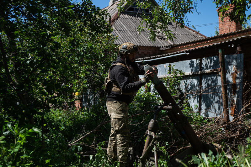 Soldat ucrainean în zona localității New York din regiunea Donețk, Foto: Madeleine Kelly / Zuma Press / Profimedia