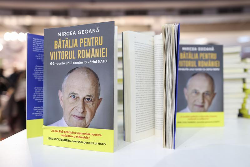 Carte scrisă de Mircea Geoană, Foto: Inquam Photos / Sabin Cirstoveanu
