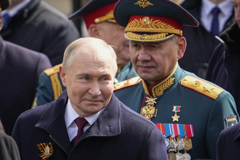 Vladimir Putin și Serghei Șoigu la parada de Ziua Victoriei, Foto: Alexander Zemlianichenko / AP / Profimedia