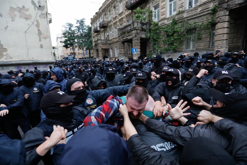 Forțe masive de poliție lângă parlamentul din Georgia, după proteste cu zeci de mii de oameni, Foto: AA/ABACA / Abaca Press / Profimedia