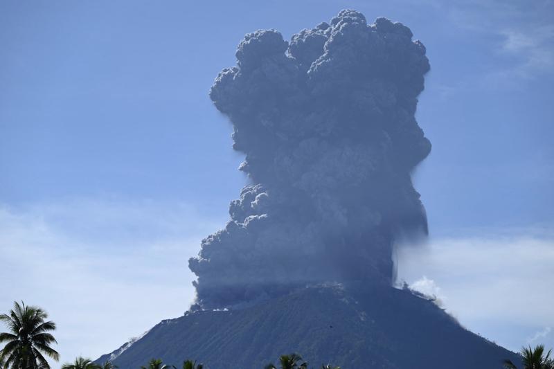 Muntele Ibu este unul dintre cei mai activi vulcani din Indonezia, Foto: Handout / AFP / Profimedia