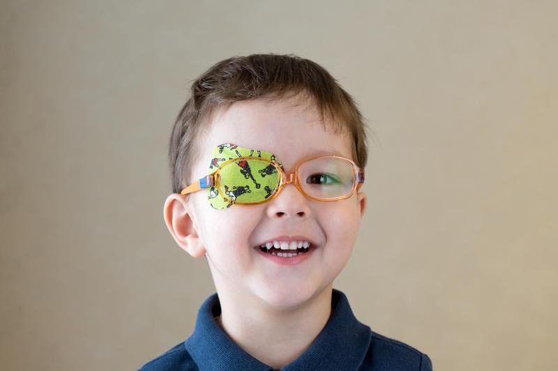 Toţi părinţii care sunt purtători de ochelari ar trebui să meargă cu copiii la un consult oftalmologic în jurul vârstei de 3 ani, Foto: © Aleksandr Mokhnachev | Dreamstime.com