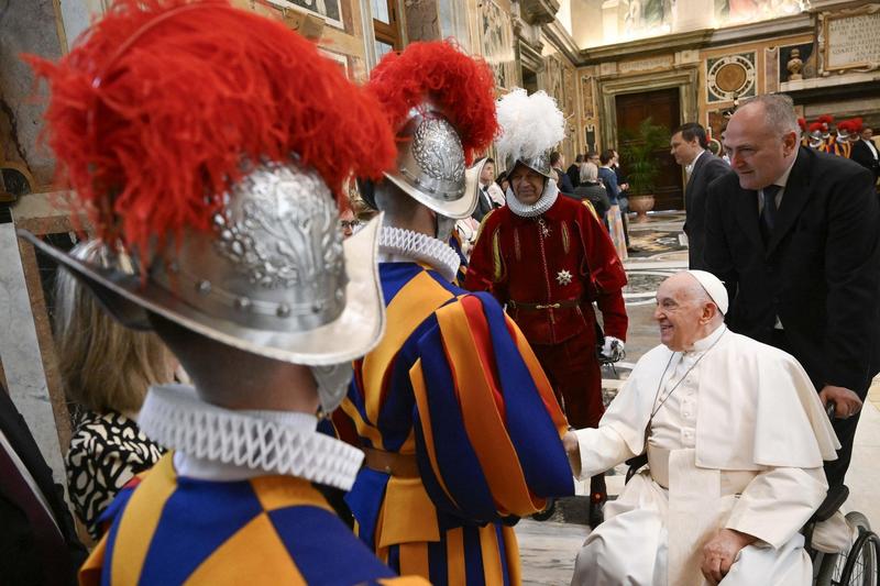 Papa Francisc alaturi de membri ai Garzii Elvetiene, care ii asigura securitatea, Foto: Abaca Press / Alamy / Profimedia Images