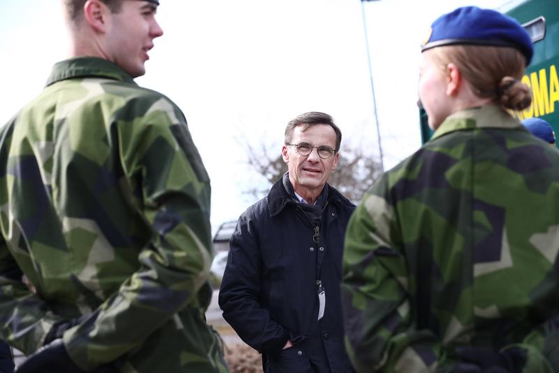Premierul suedez Ulf Kristersson intr-o vizita la fortele armate, Foto: Shutterstock Editorial / Profimedia Images