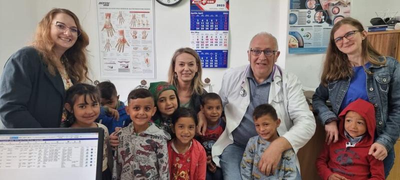 La cabinet, dr. Valentin Pantea alături de micuții din satul Bicăcel, unde este medic de familie, Foto: Arhiva personala