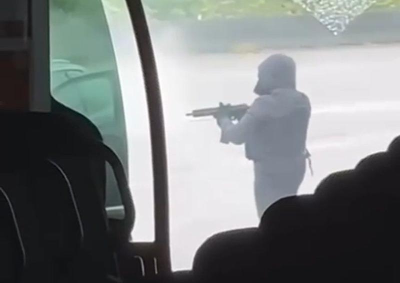 Imagine din timpul atacului asupra dubei poliției, Foto: Sindicatul CFTC Police / X