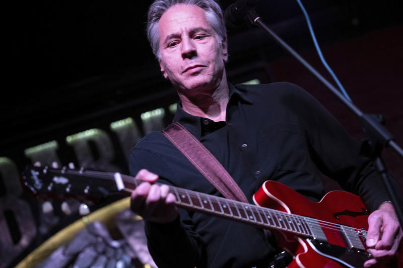 Antony Blinken cântă la chitară într-un bar din Kiev, Foto: Brendan Smialowski / AP / Profimedia