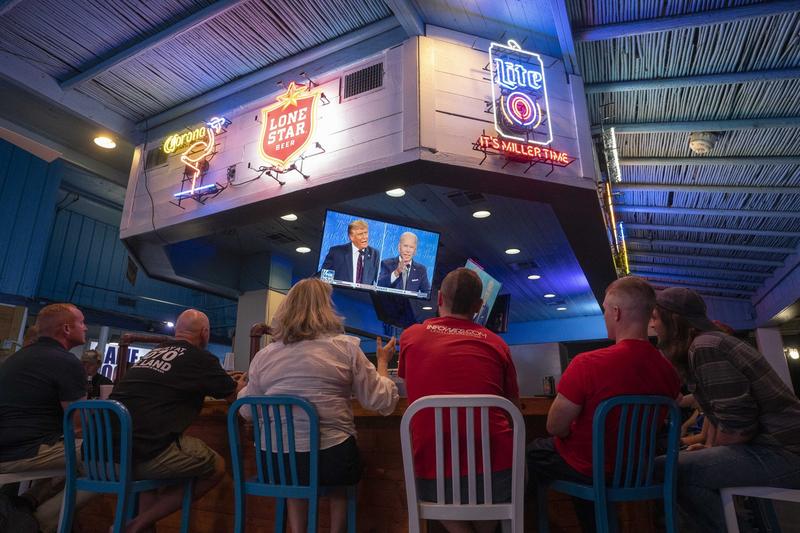 Susținătorii lui Donald Trump urmăresc prima dintre cele patru dezbateri cu contracandidatul Joe Biden, 29 septembrie 2020, Lakeway, Texas, SUA, Foto: Bob Daemmrich / Zuma Press / Profimedia