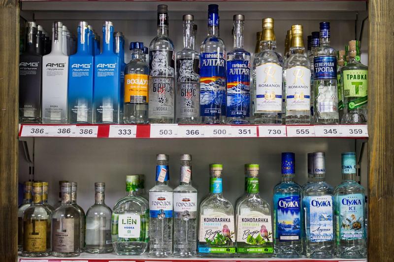 Sticle de vodcă într-un magazin din Rusia, aprilie 2023, Foto: Photochur / Alamy / Alamy / Profimedia
