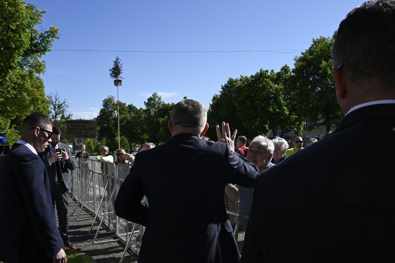 Premierul slovac Robert Fico face cu mâna mulțimii înainte de ședința de guvern din orașul Handlova, înainte de a fi împușcat, Foto: Radovan Stoklasa / AP / Profimedia