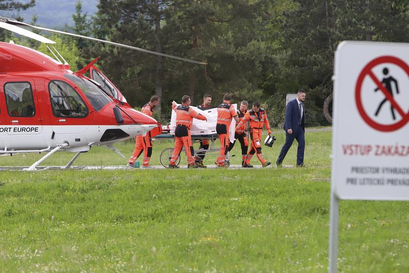 Premierul Slovaciei, Robert Fico, transportat spre spital, Foto: Jan Kroslák / AP / Profimedia