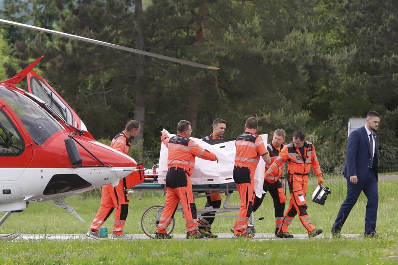 Premierul slovac Robert Fico, transportat la un spital din orașul Banska Bystrica, în centrul Slovaciei, care a fost împușcat și rănit, miercuri, 15 mai 2024., Foto: Jan Kroslák / AP / Profimedia