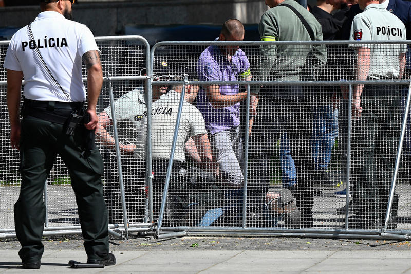 Barbatul suspectat ca a incercat sa il omoare pe premierul slovac Robert Fico a fost retinut, Foto: AFP / AFP / Profimedia