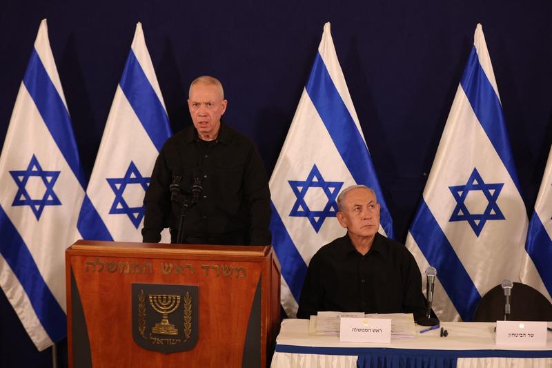 Ministrul israelian al apărării Yoav Gallant și premierul Benjamin Netanyahu, într-o conferință de presă la baza militară Kirya din Tel Aviv, pe 28 octombrie 2023., Foto: Abir SULTAN / AFP / Profimedia