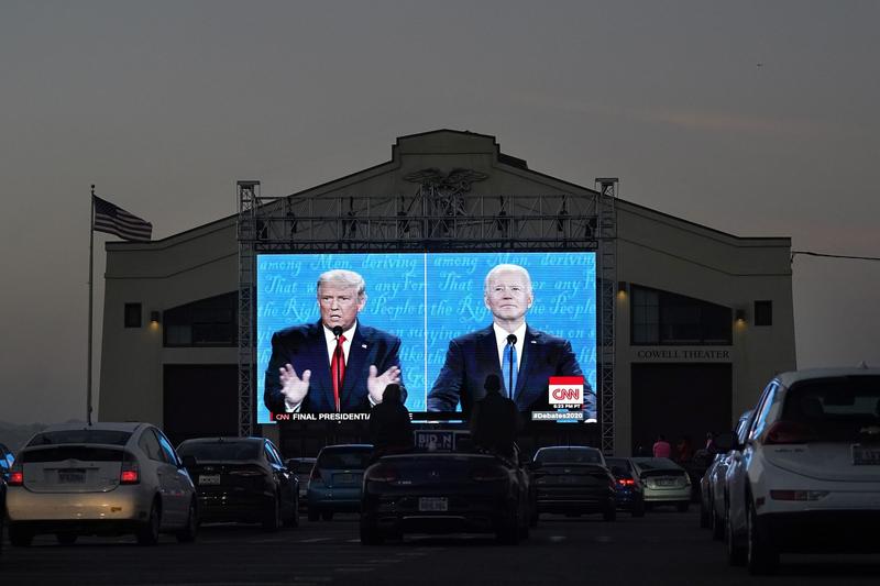 Dezbaterile din 2020 dintre Trump si Biden au fost transmise si in cinematografe in aer liber, Foto: Jeff Chiu / AP / Profimedia