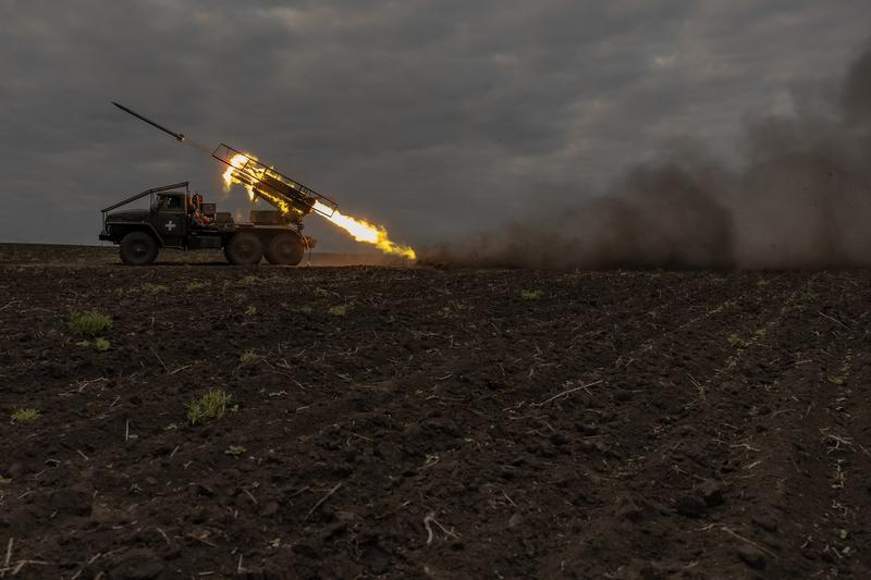 Militarii ucraineni din Brigada 92 de Asalt trag cu lansatoare de rachete multiple BM-21 Grad spre pozițiile rusești, în regiunea Harkov, la 15 mai 2024, Foto: Roman PILIPEY / AFP / Profimedia