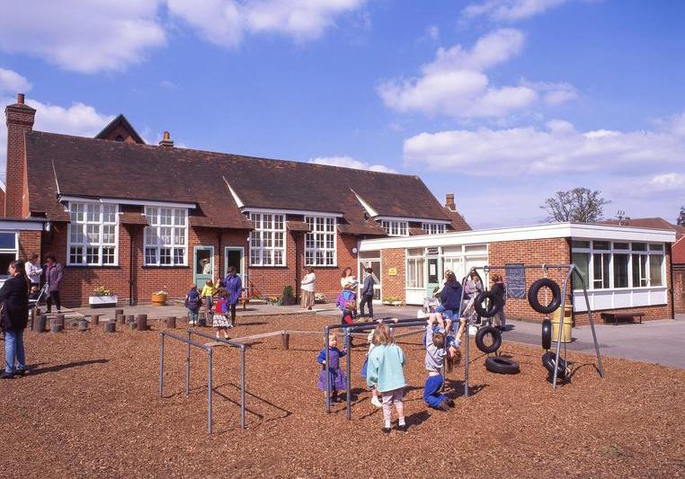 Locul de joacă al școlii Holy Trinity Primary School, din Berkshire, Anglia, Regatul Unit., Foto: Greg Balfour Evans / Alamy / Alamy / Profimedia