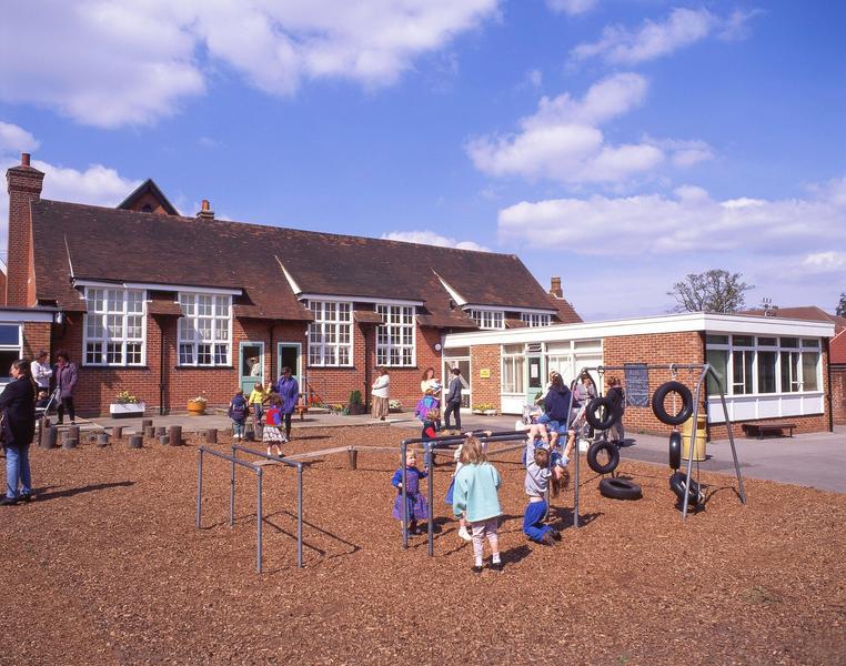 Locul de joacă al școlii Holy Trinity Primary School, din Berkshire, Anglia, Regatul Unit., Foto: Greg Balfour Evans / Alamy / Alamy / Profimedia