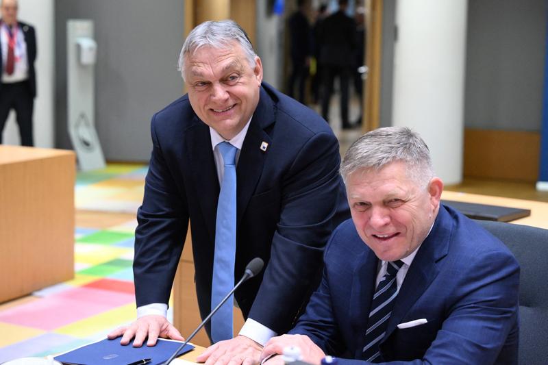 Viktor Orban, alături de premierul Slovaciei, Robert Fico, la summitul Consiliului European, la Bruxelles, pe 22 martie 2024., Foto: JOHN THYS / AFP / Profimedia