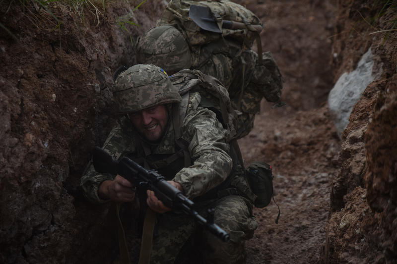 Soldați ucraineni la antrenamente de luptă în tranșee, regiunea Donețk, Foto: Madeleine Kelly / Zuma Press / Profimedia
