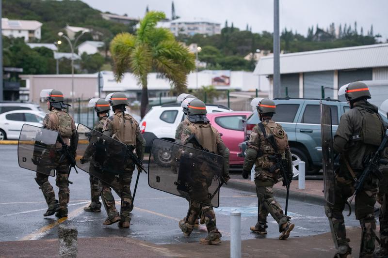 Soldați francezi care asigură securitatea aeroportului din Noumea, Foto: Delphine Mayeur / AFP / Profimedia Images