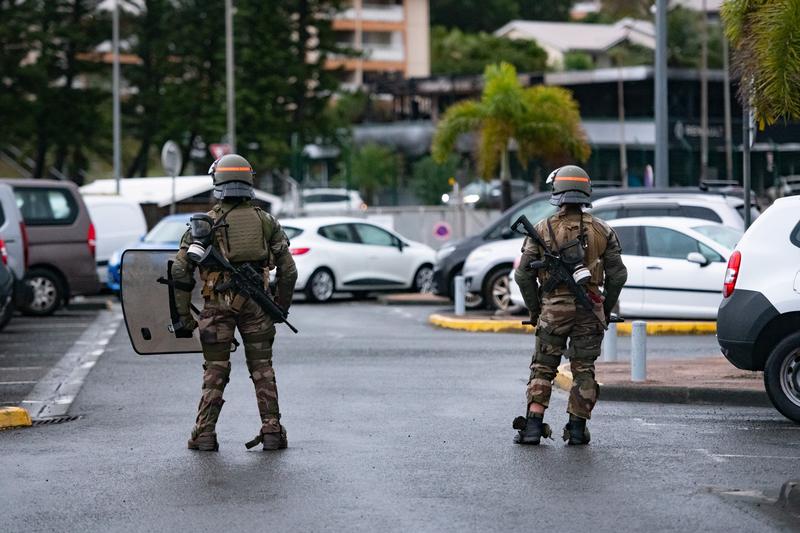 Pușcași marini din armata Franței păzesc aeroportul Magenta din Noua Caledonie, Foto: Delphine Mayeur / AFP / Profimedia Images