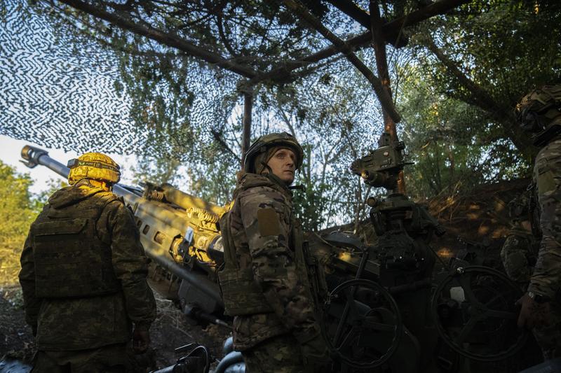 Artileriști ucraineni cu un tun M777 într-o poziție din regiunea Donețk, Foto: Francisco Seco / AP / Profimedia