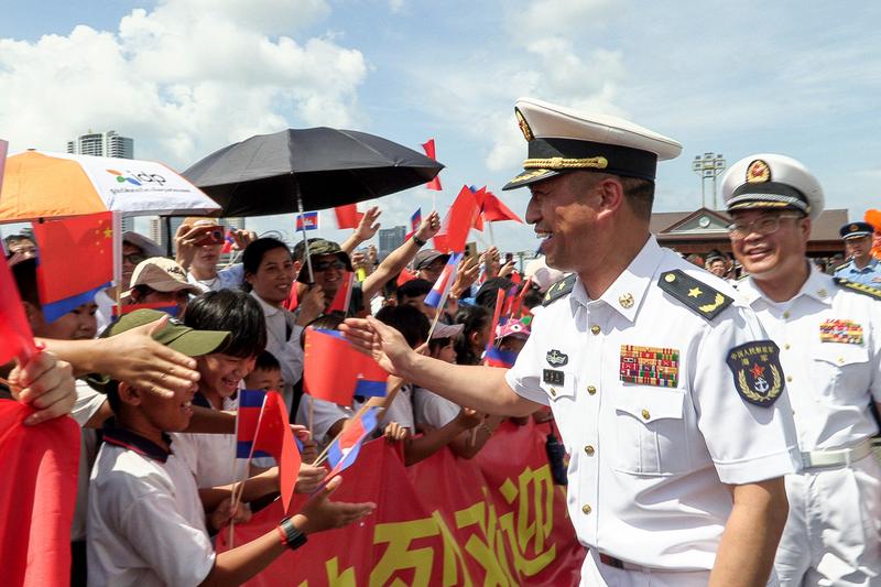 Ofițeri chinezi primiți de populația din Sihanoukville, Foto: STR / AFP / Profimedia
