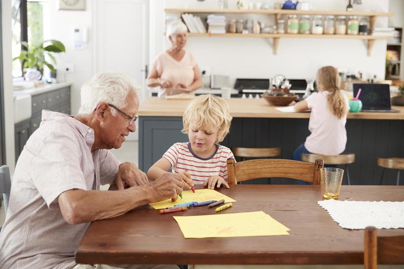 A petrece timp cu bunicii este pentru nepoți - indiferent de vârstă – un avantaj care se reflectă în dezvoltarea lor , Foto: © Monkey Business Images | Dreamstime.com