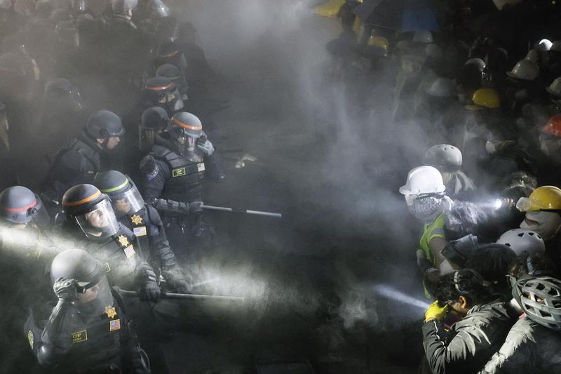 Confruntări între poliție și protestatari la UCLA , Foto: Etienne LAURENT / AFP / Profimedia