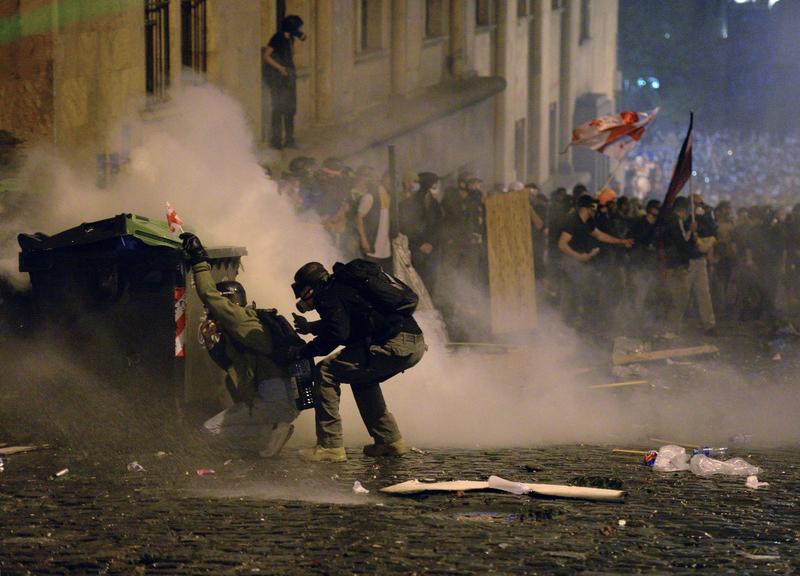 confruntari intre politie si protestatari in apropierea Parlamentului Georgiei pe 2 mai, Foto: Kommersant Photo Agency / ddp USA / Profimedia