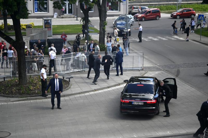 Premierul Robert Fico, transportat cu limuzina guvernamentală, după ce a fost împușcat în Handlova, Foto: RADOVAN STOKLASA / TASR / Profimedia