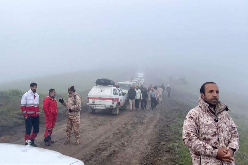 Echipele de salvare la locul prăbușirii elicopterului care îl transporta pe președintele iranian, Foto: Handout / AFP / Profimedia