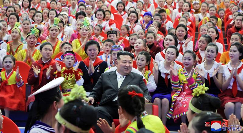 Kim Jong Un alaturi de elevi nord-coreeni, Foto: STR / AFP / Profimedia