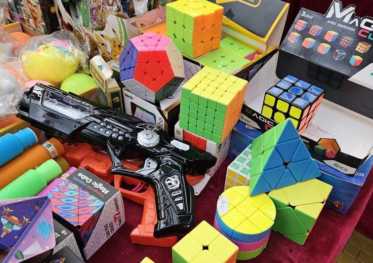 O multime de variante de jucarii inspirate de cubul Rubik, Foto: Vlad Barza / HotNews.ro