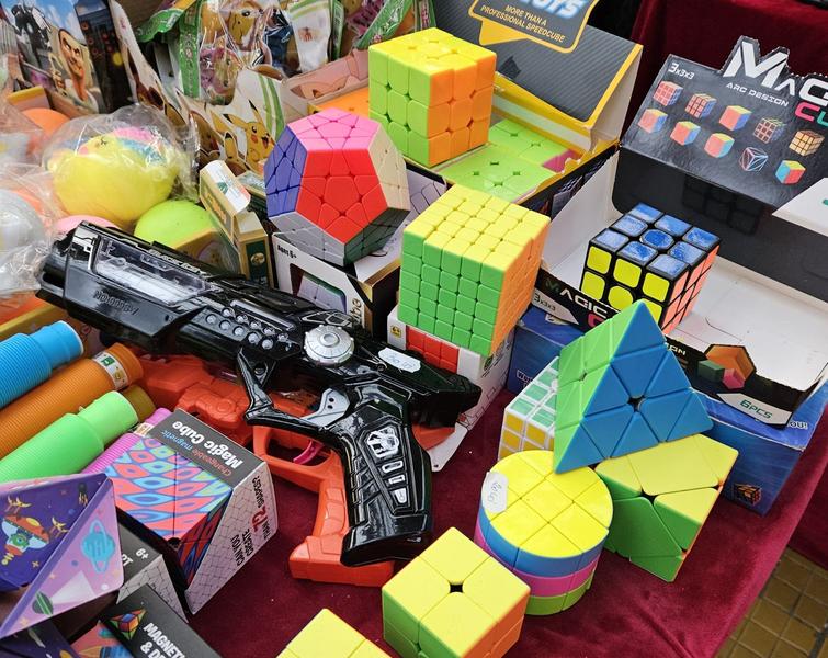 O multime de variante de jucarii inspirate de cubul Rubik, Foto: Vlad Barza / HotNews.ro