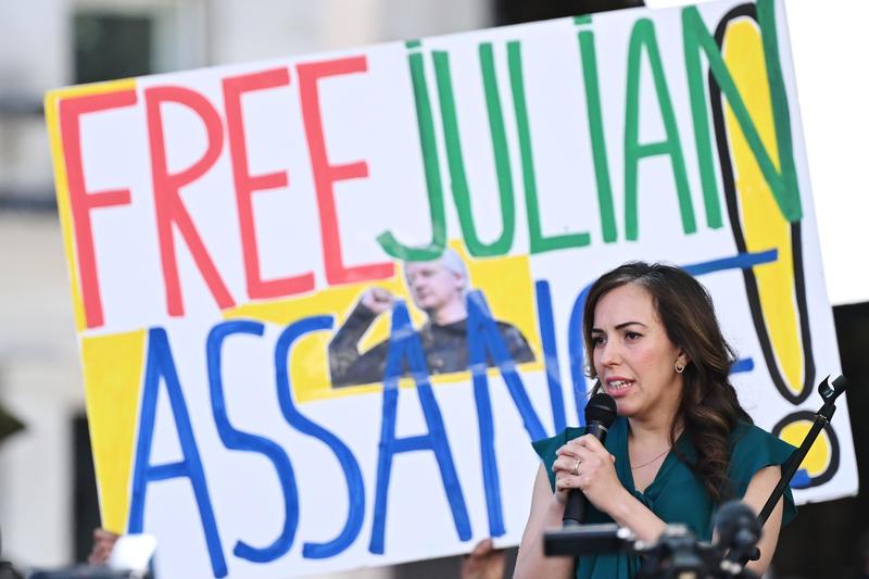 Stella Assange, sotia fondatorului Wikileaks, le-a vorbit sustinatorilor sai care s-au strans in fata Inaltii Curti de la Londra, Foto: James Veysey / Shutterstock Editorial / Profimedia