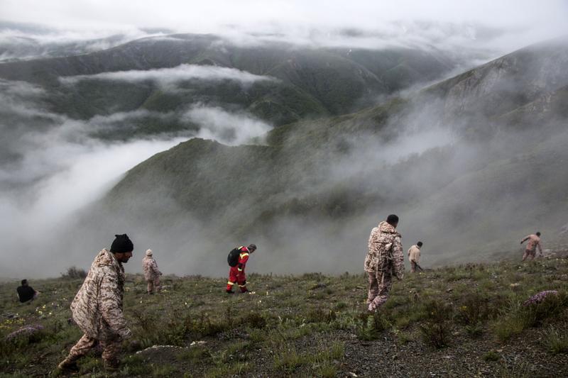 Echipele de salvare la locul prăbușirii elicopterului iranian, Foto: Azin Haghighi / AP / Profimedia