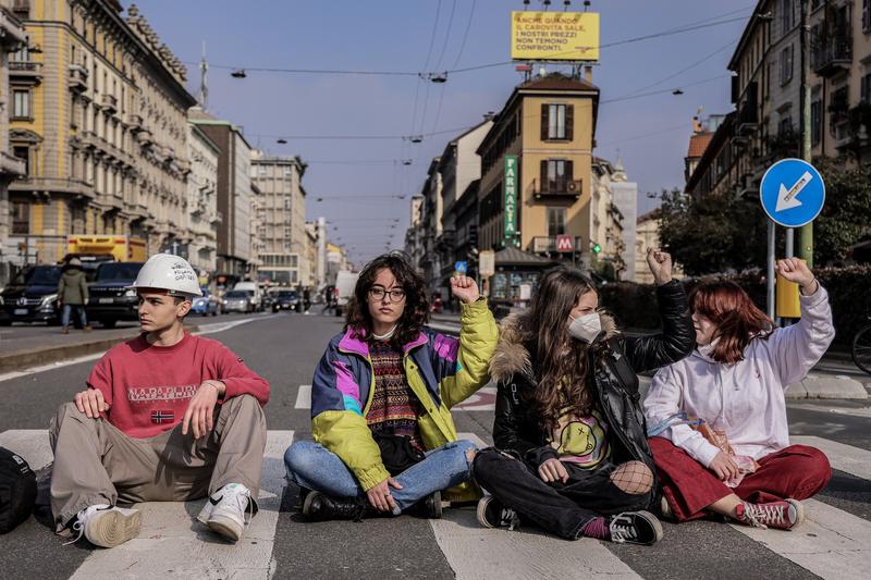 Studenții italieni protestează după ce mai mulți adolescenți au murit în timp ce se aflau în stagii de pregătire. Milano, Italia, 18 februarie 2022, Foto: Rossella Papetti/AGF / Shutterstock Editorial / Profimedia