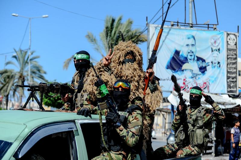 Luptători afiliați Brigăzilor Al-Qassam, pe străzile din nordul Fâșiei Gaza, Foto: Almontaserbellah Tayeh / Alamy / Alamy / Profimedia