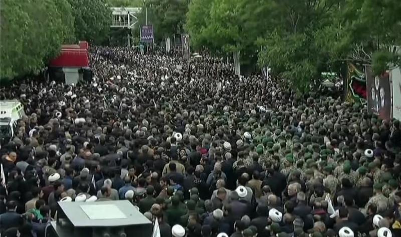 Mii de iranieni participă la Tabriz la funeraliile președintelui iranian Ebrahim Raisi, Foto: AFP / AFP / Profimedia